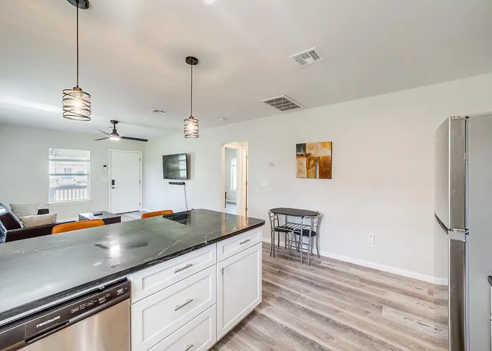 Holiday home Remodeled House W/ Yard ~ 4 Mi To Downtown! *