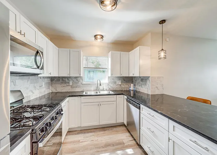 Remodeled House W/ Yard ~ 4 Mi To Downtown! Holiday home *