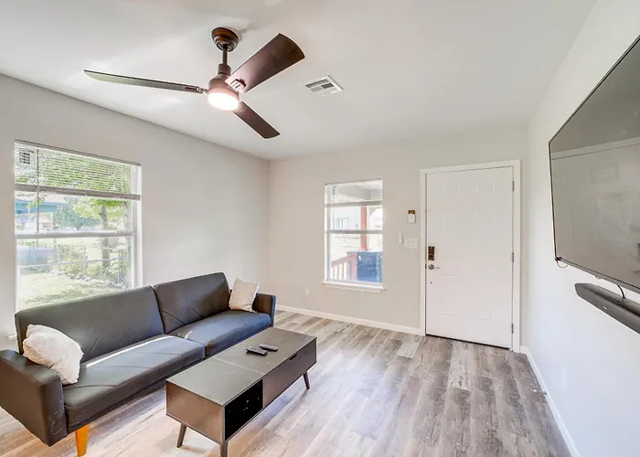 Holiday home Remodeled House W/ Yard ~ 4 Mi To Downtown! *