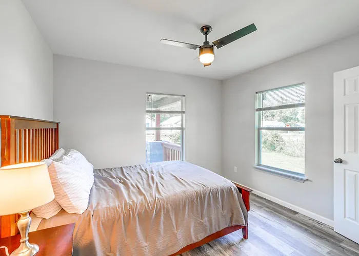 Remodeled House W/ Yard ~ 4 Mi To Downtown! Holiday home