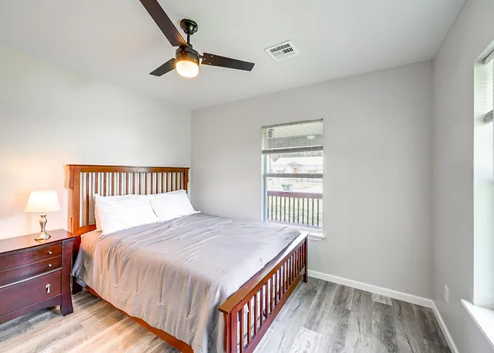 Remodeled House W/ Yard ~ 4 Mi To Downtown! Holiday home