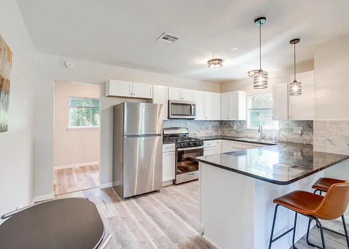 Remodeled House W/ Yard ~ 4 Mi To Downtown! Holiday home