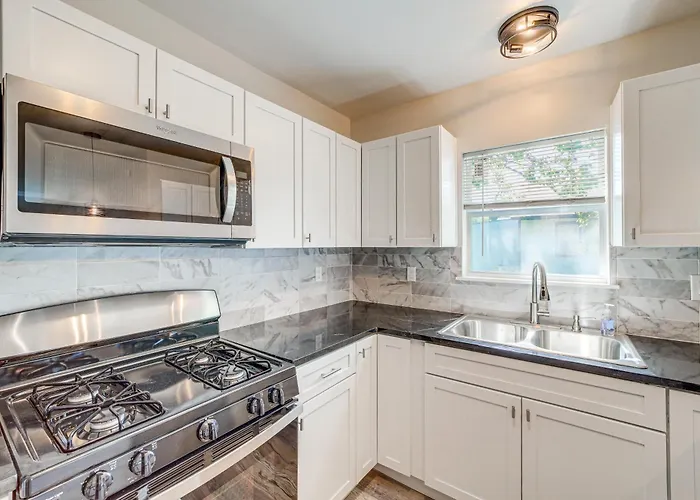 Holiday home Remodeled House W/ Yard ~ 4 Mi To Downtown!