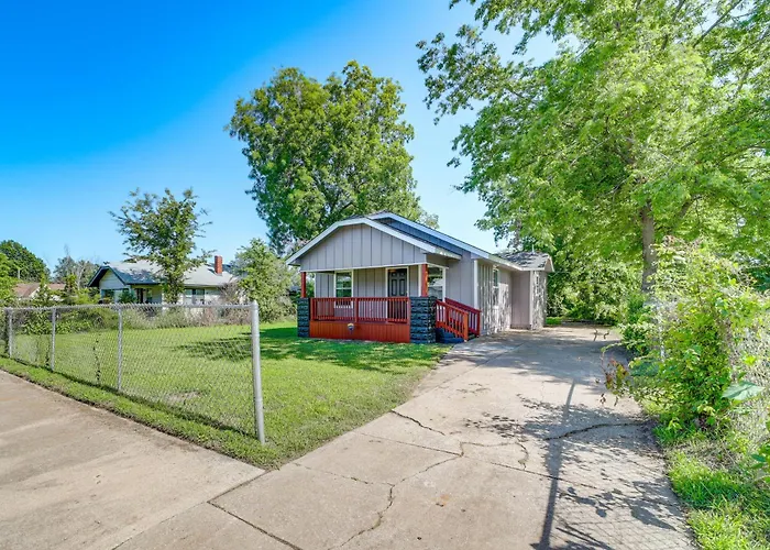 Remodeled House W/ Yard ~ 4 Mi To Downtown! *