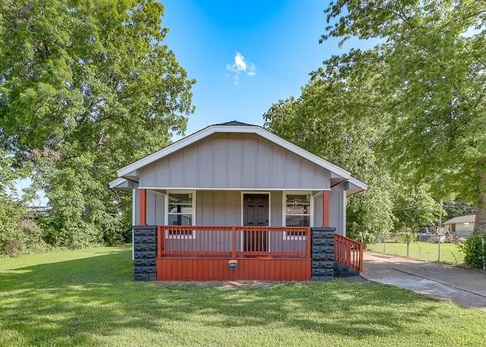 Holiday home Remodeled House W/ Yard ~ 4 Mi To Downtown!