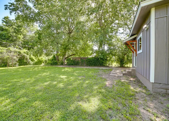 Remodeled House W/ Yard ~ 4 Mi To Downtown! Holiday home
