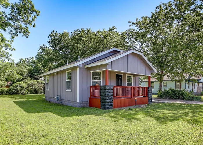 Remodeled House W/ Yard ~ 4 Mi To Downtown! Holiday home